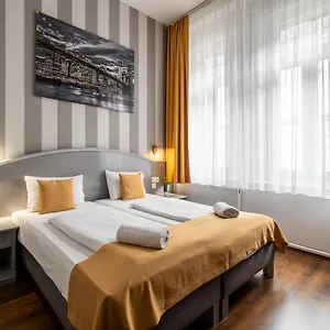 Full Moon Hotel Budapesta